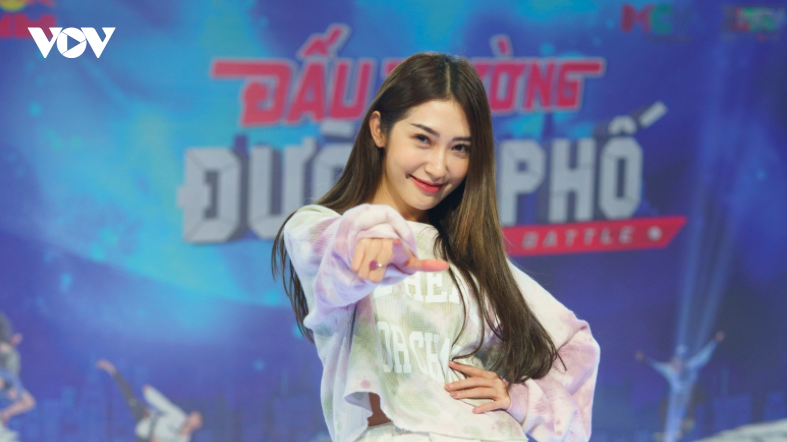 Khổng Tú Quỳnh diện đồ trắng xinh tươi, tái hiện bản hit một thời "Lạnh"