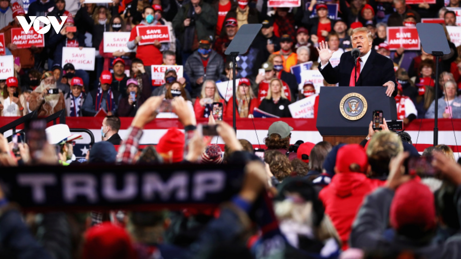 Nhóm cử tri "Trump trước tiên" – Cú hích của đảng Cộng hòa, cơn "đau đầu" của đảng Dân chủ