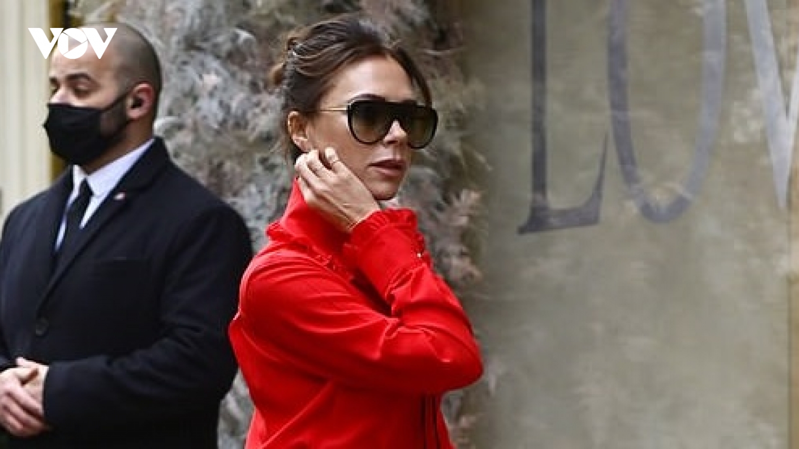 Victoria Beckham diện đầm đỏ rực tự thiết kế, khoe dáng thanh mảnh ra phố