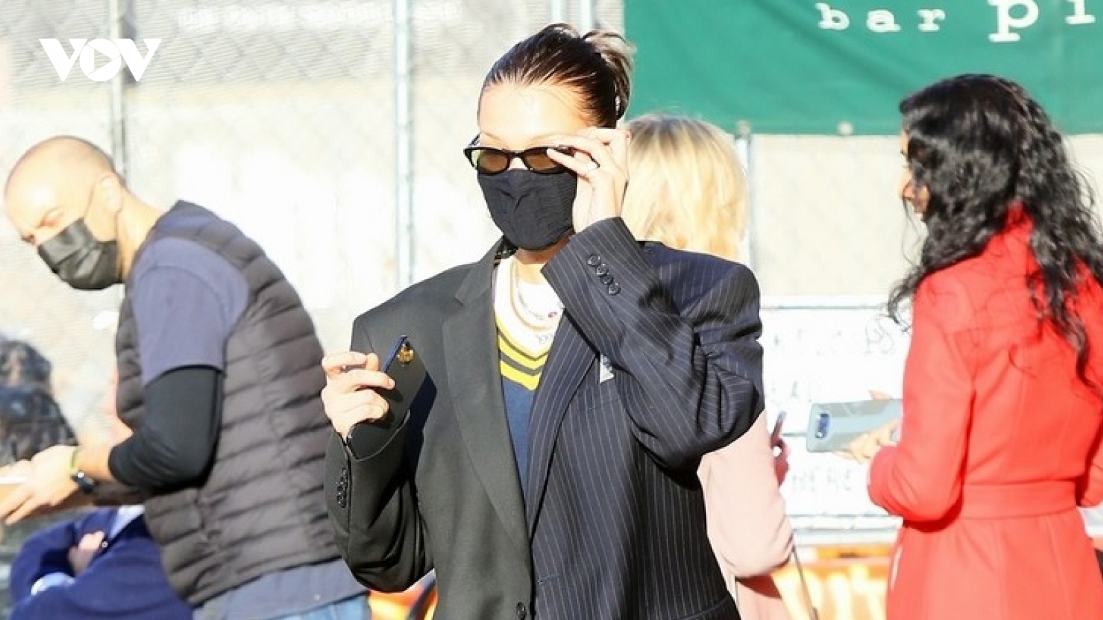 Bella Hadid diện vest thiết kế lạ đi ăn trưa cùng bạn bè
