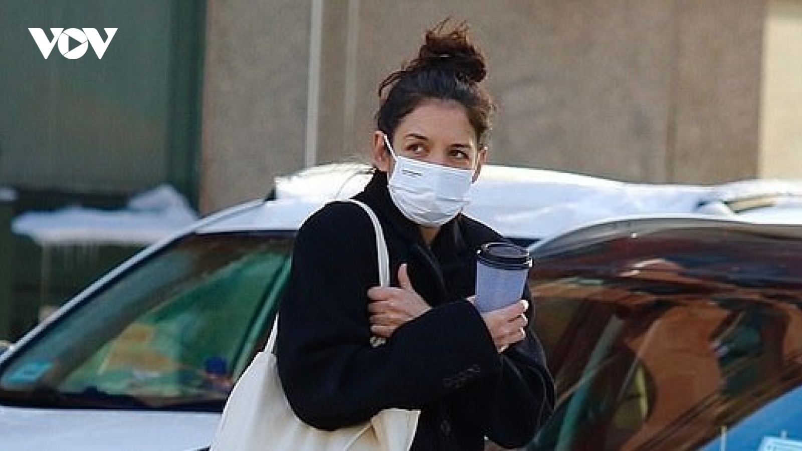 Katie Holmes cô đơn giữa thời tiết lạnh giá