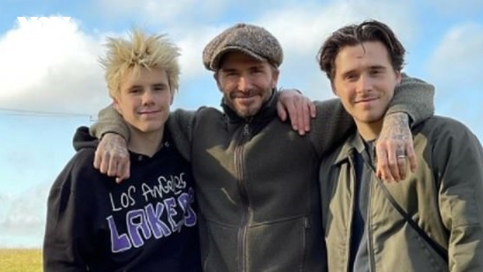 David Beckham vui vẻ khoác vai các con khi đi chơi dịp cuối năm