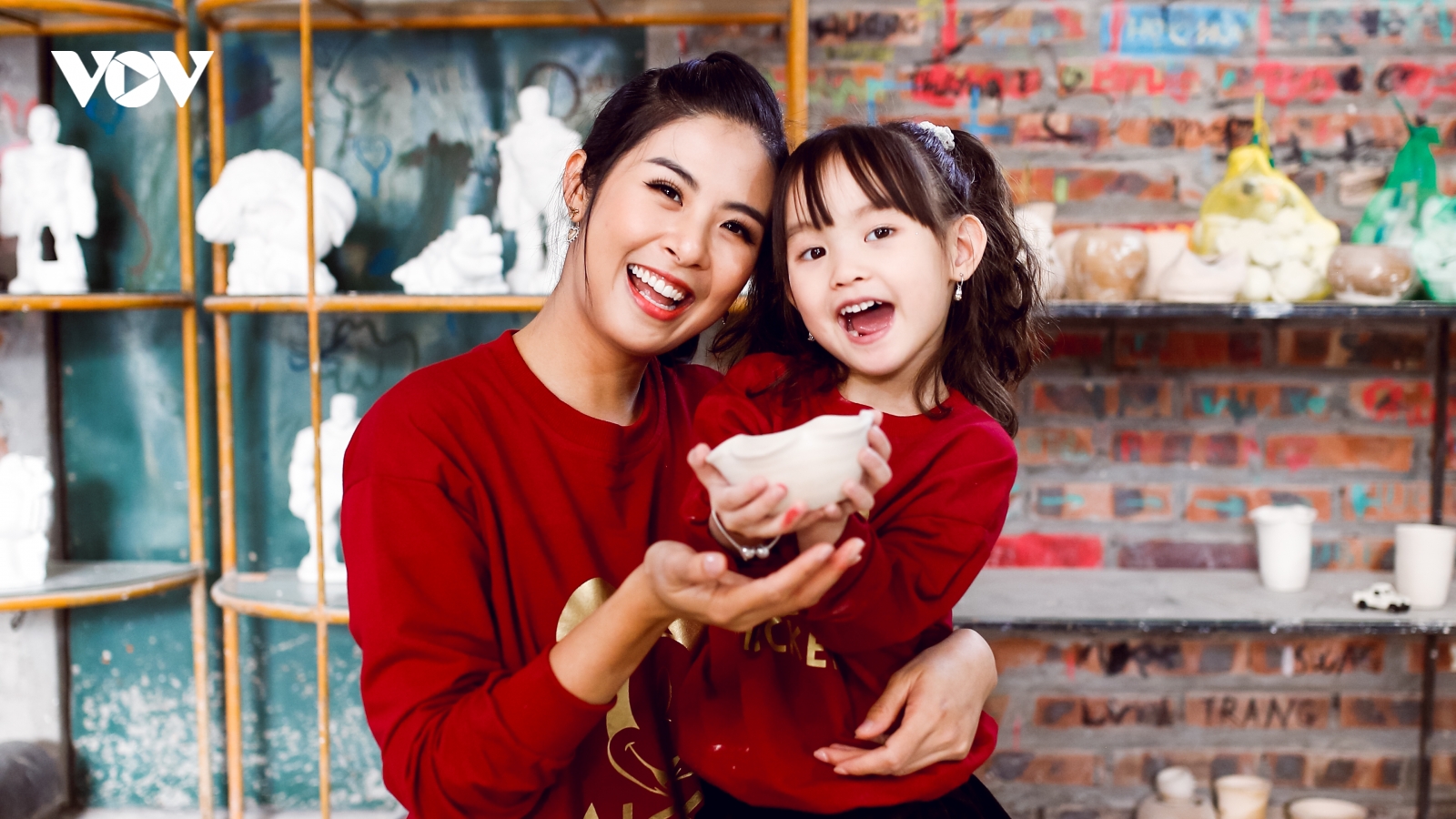 Ngọc Hân mặc áo đôi, cùng con gái Hồng Quế đi làm gốm