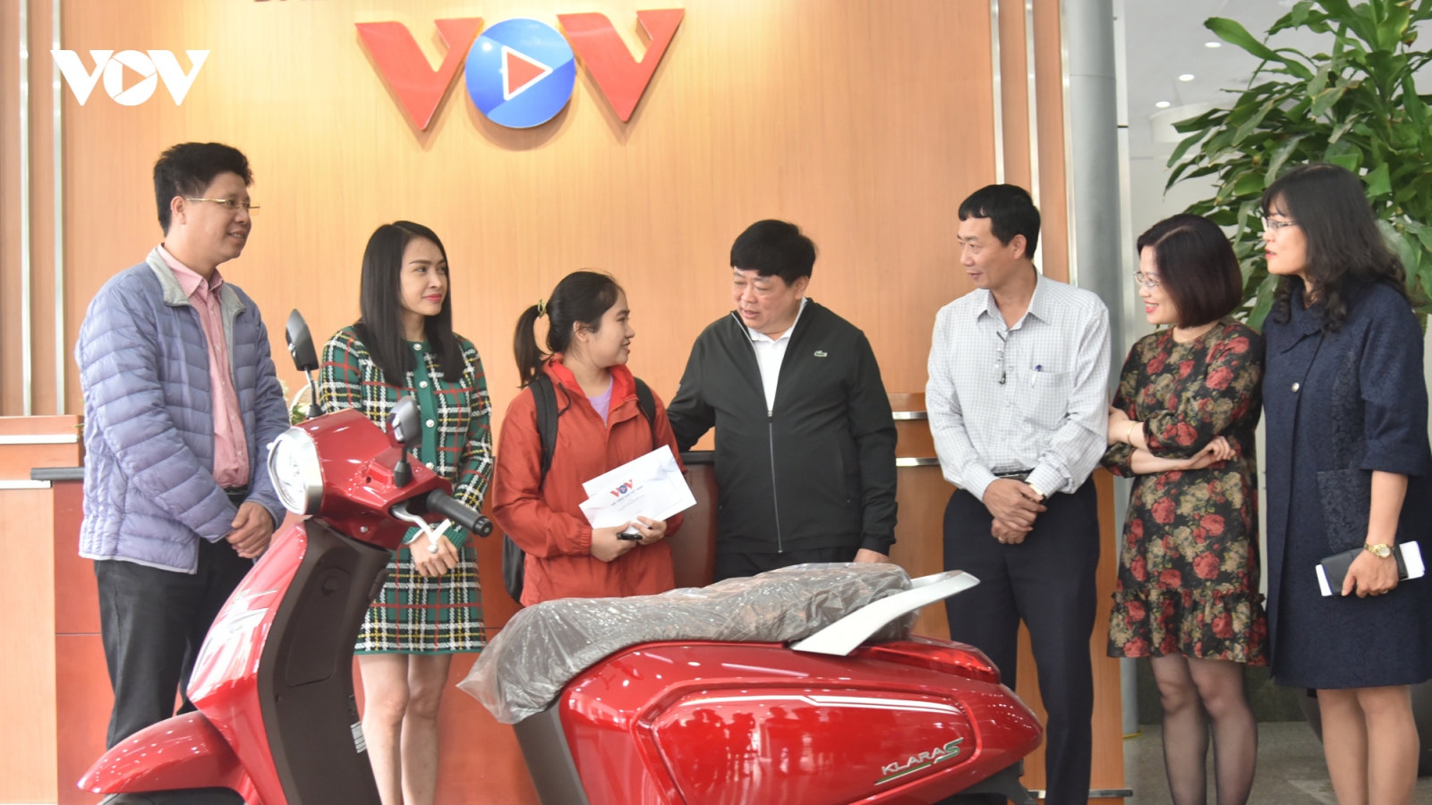 VOV trao tặng xe máy điện Vinfast cho sinh viên miền Trung có hoàn cảnh khó khăn 