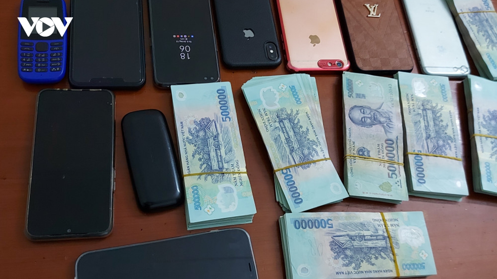 Bắt, triệu tập 21 đối tượng trong đường dây đánh bạc “khủng”