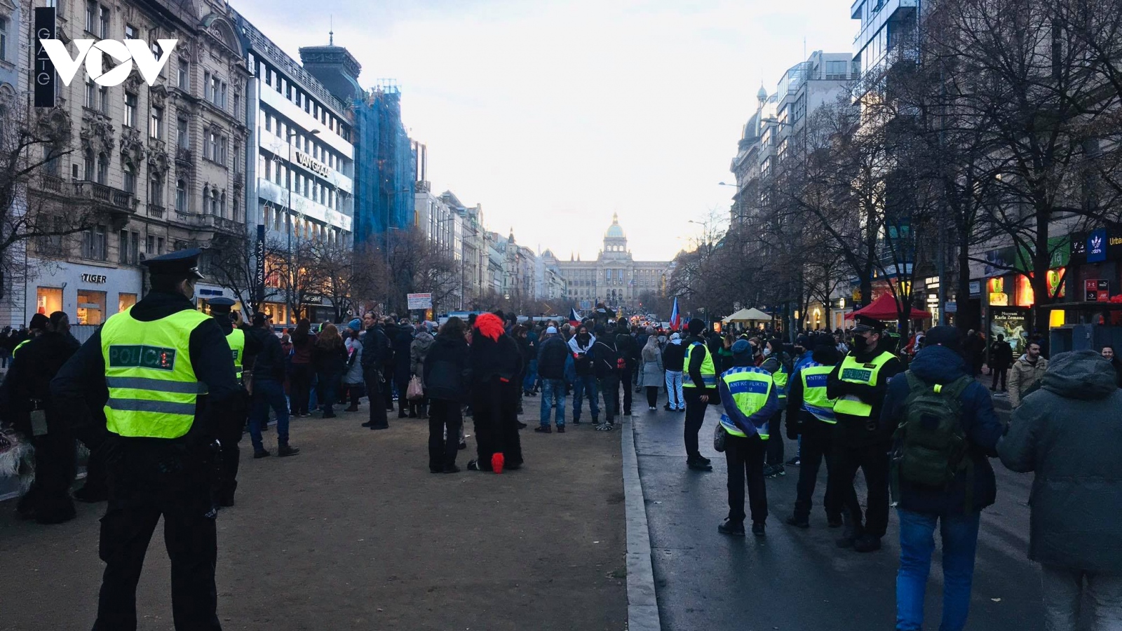 Hàng trăm người biểu tình phản đối tại Praha