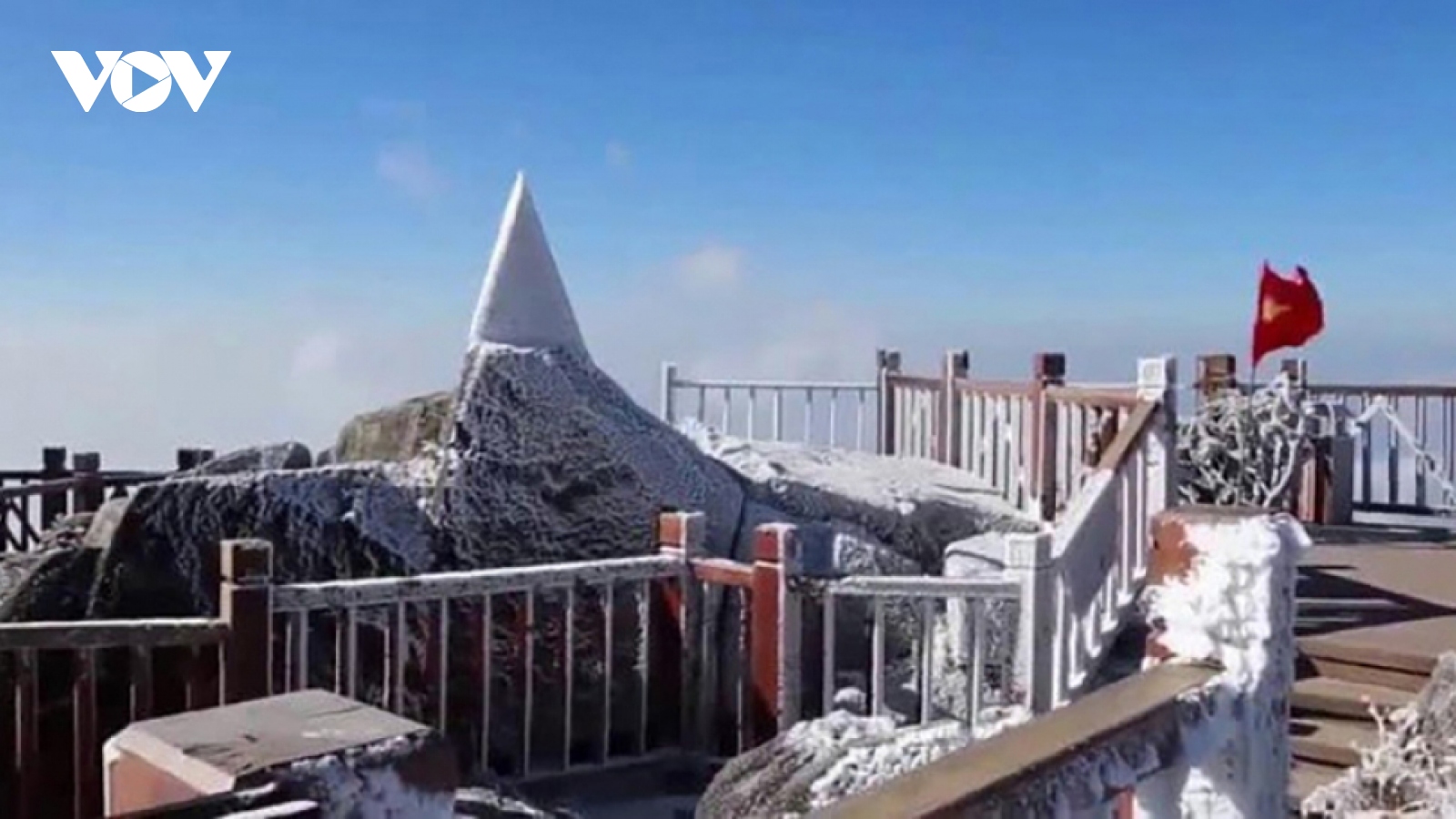 Peak of Fansipan left covered in frost for the first time this winter