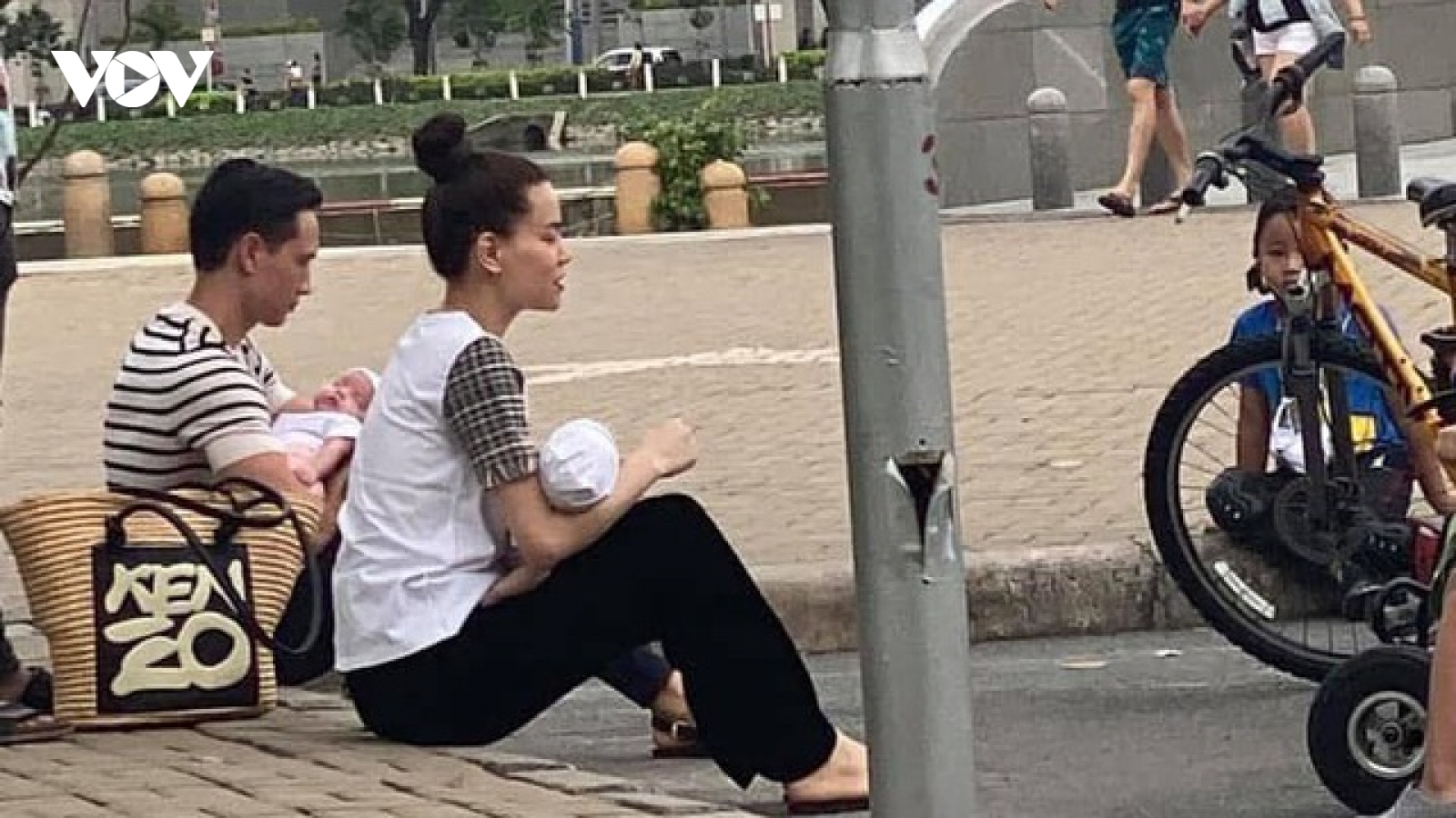 Chuyện showbiz: Ngồi vỉa hè, Hồ Ngọc Hà và Kim Lý vui vẻ dù bị chụp lén