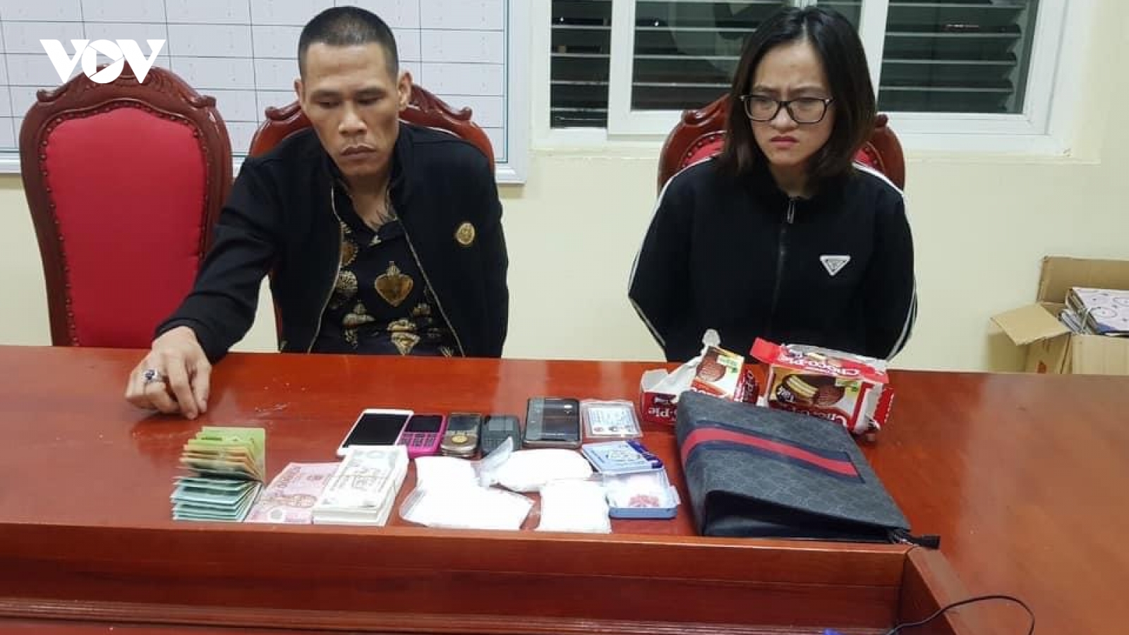 Bắt quả tang 2 đối tượng mua bán trái phép chất ma túy