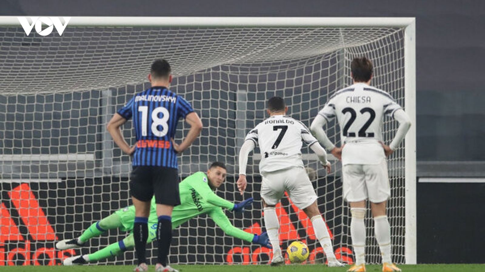 Ronaldo đá hỏng phạt đền, Juventus bị Atalanta cầm chân