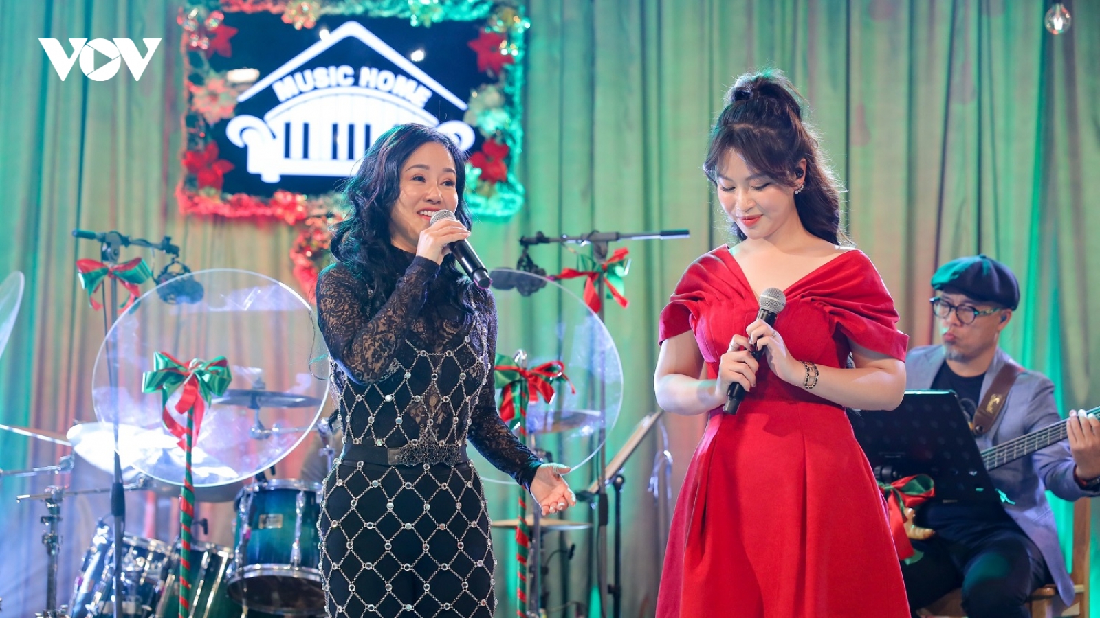 Quán quân Giọng hát hay Hà Nội xúc động khi được hát cùng diva Hồng Nhung
