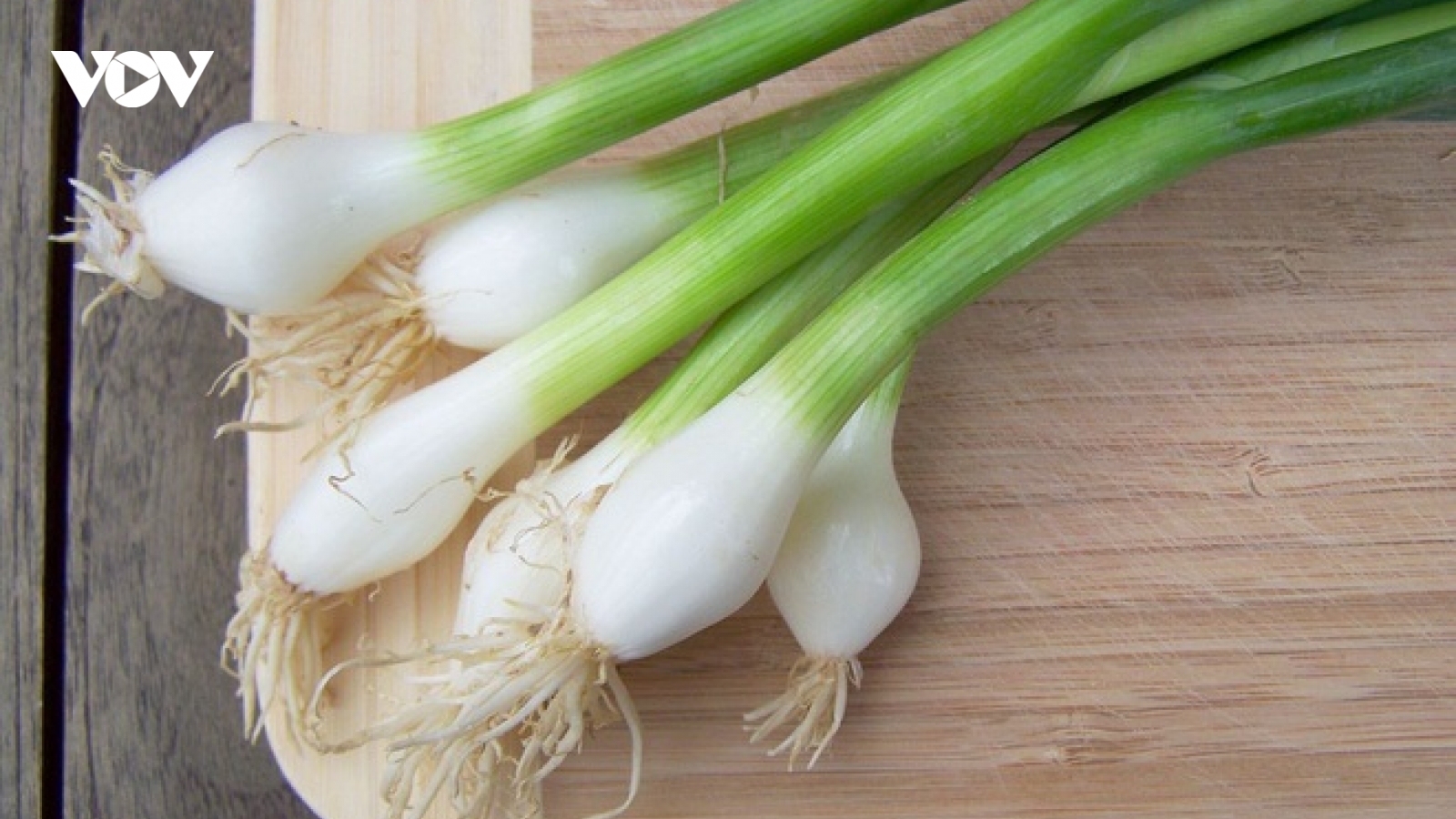 Mẹo nhỏ bảo quản hành lá tươi mà không sợ hỏng