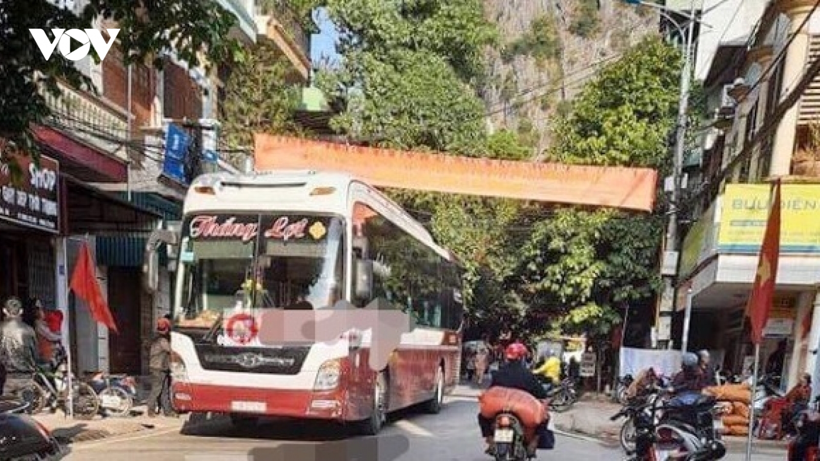Xe ô tô mất phanh lao từ đèo xuống khu dân cư, 1 người tử vong