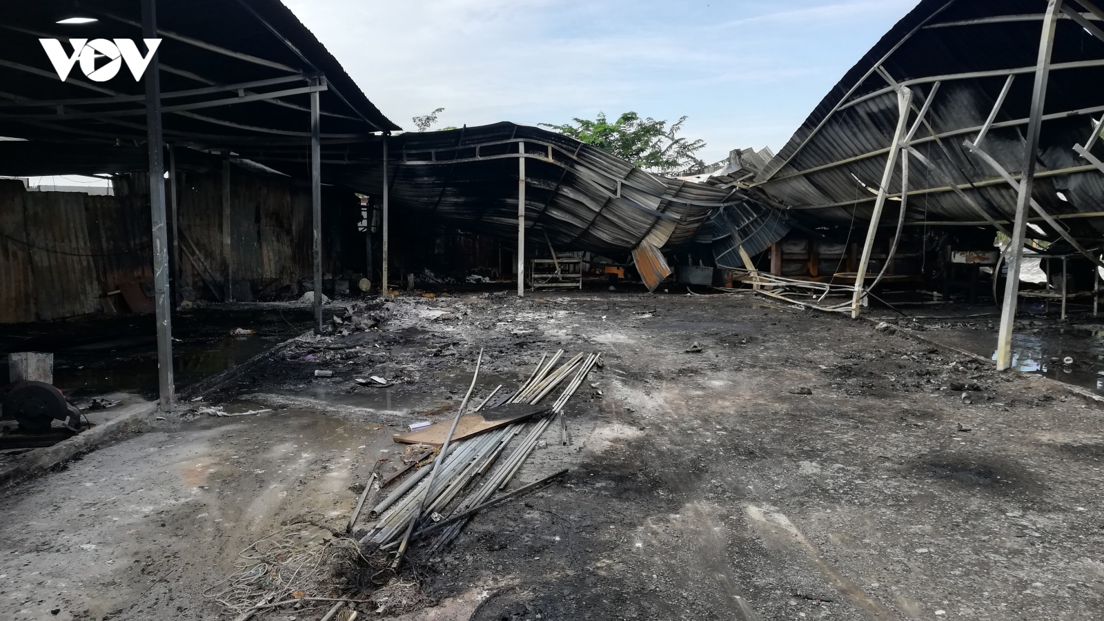 Cháy xưởng phế liệu ở quận 9 (TP.HCM), toàn bộ vật dụng bị thiêu rụi