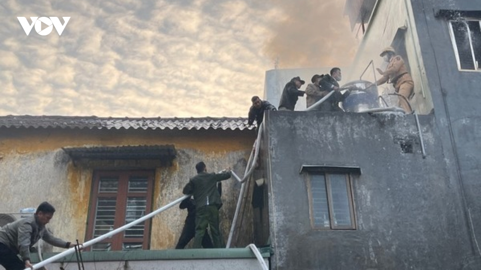 Cụ bà Hải Phòng lên tầng ba thắp hương gây cháy nhà, được CSGT giải cứu