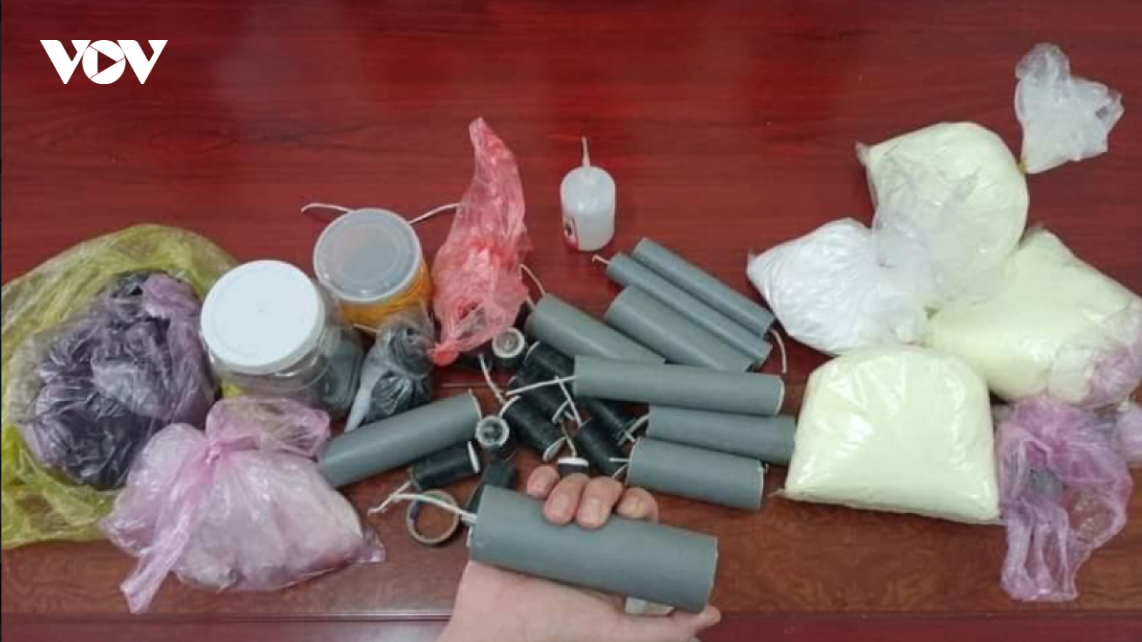 Nhóm học sinh chế tạo pháo nổ