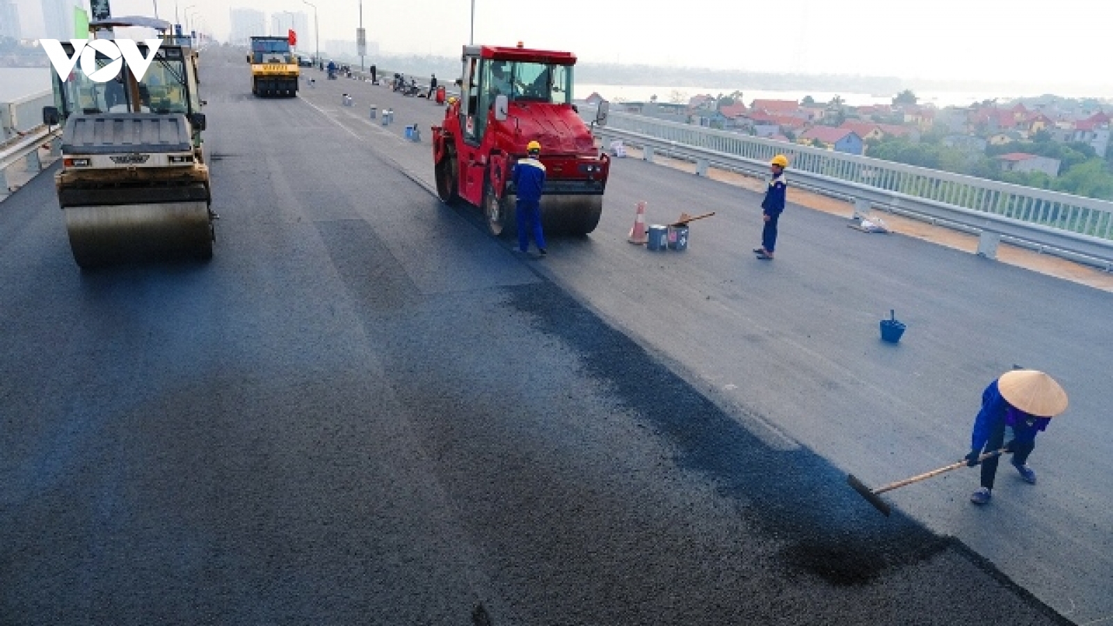 Công nhân gấp rút hoàn thành công đoạn cuối trước khi cầu Thăng Long thông xe