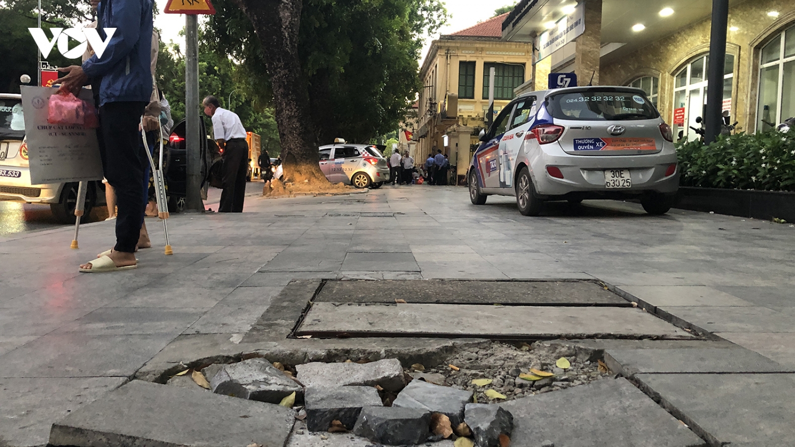 Lát đá vỉa hè Hà Nội: "Phát hiện có nơi làm không đúng quy định"