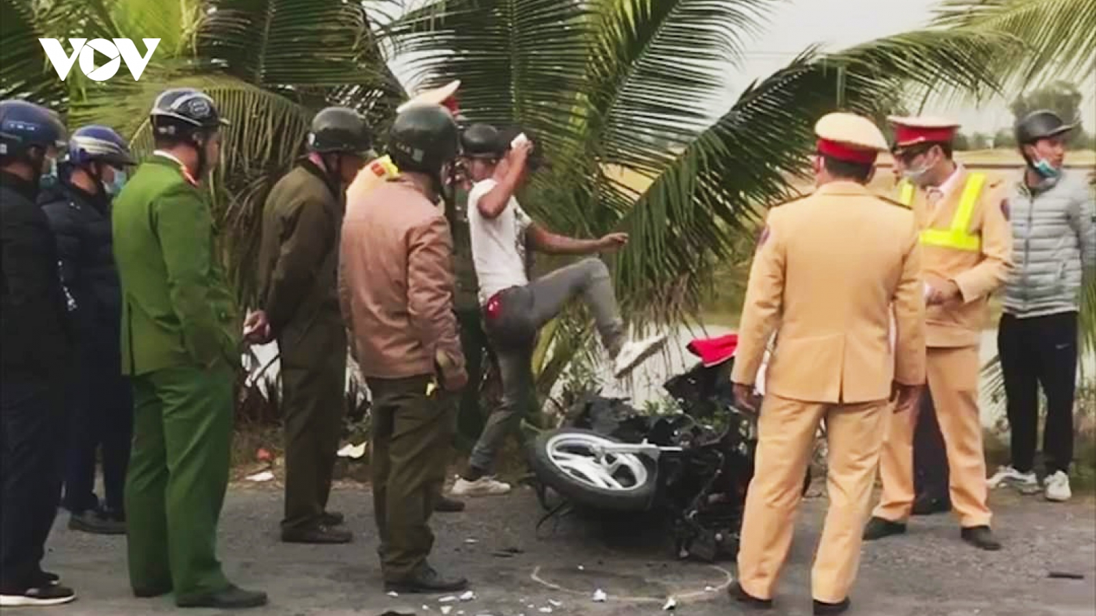 Vi phạm quy định giao thông còn đánh cả công an