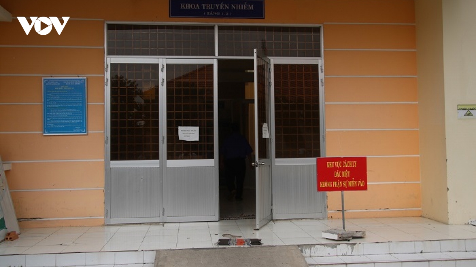 Nữ hành khách đi cùng chuyến xe với BN1440 dương tính với SARS-CoV-2