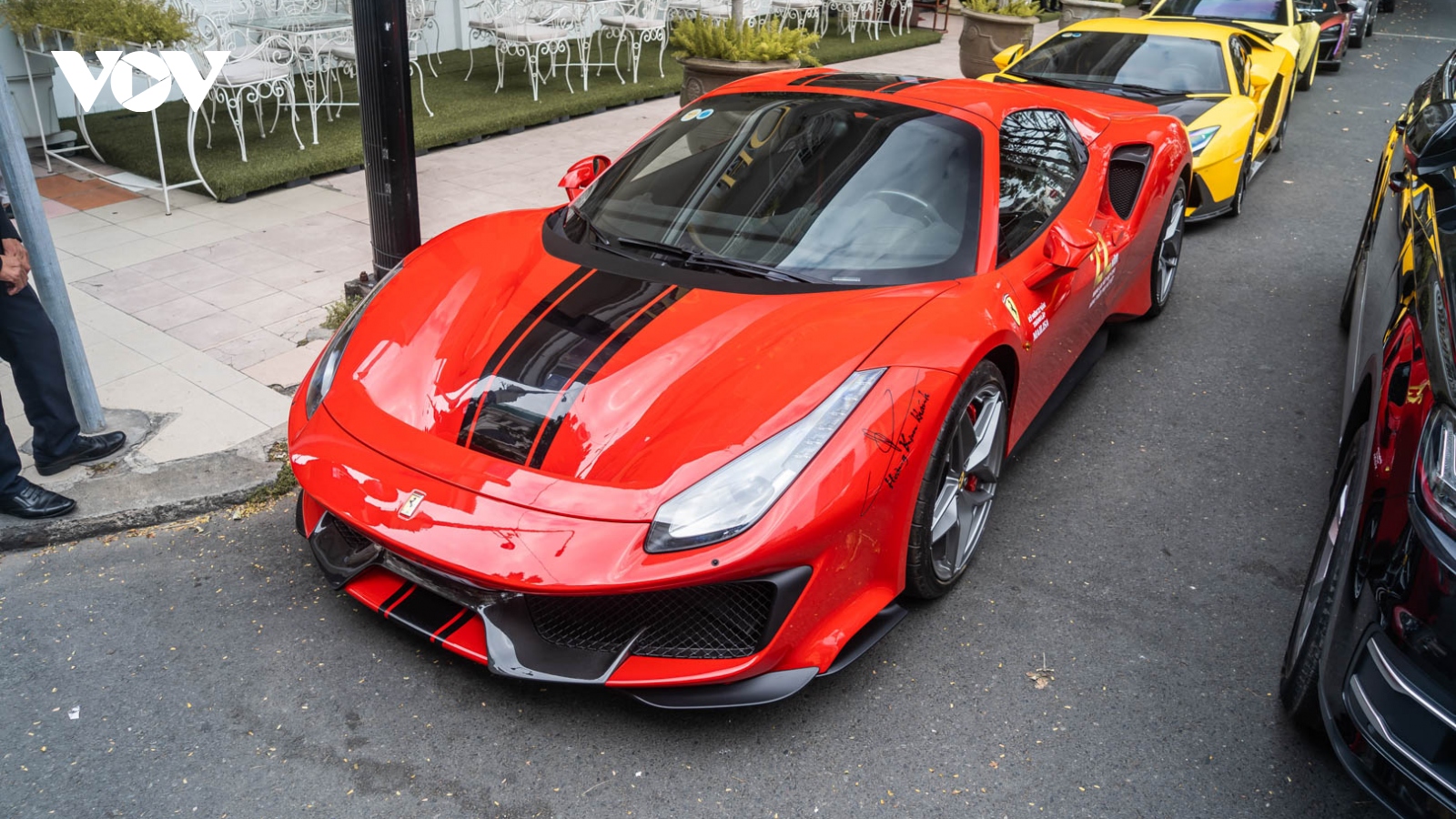 "Soi" Ferrari 488 Pista Spider "hàng hiếm" tại Việt Nam