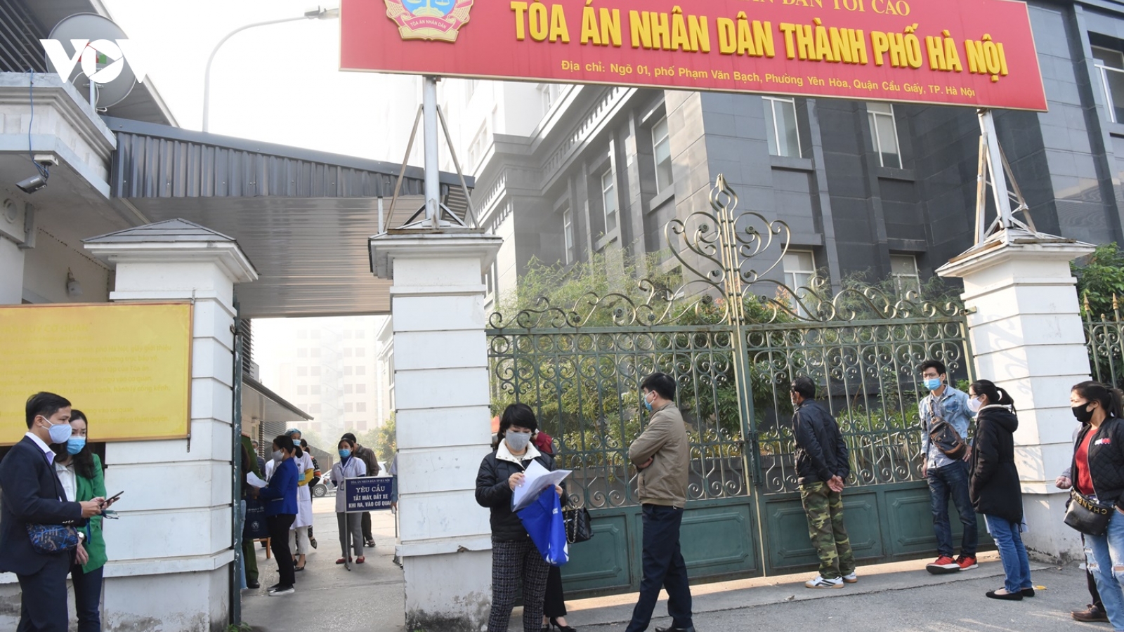 An ninh thắt chặt bên ngoài phiên tòa xét xử kín ông Nguyễn Đức Chung