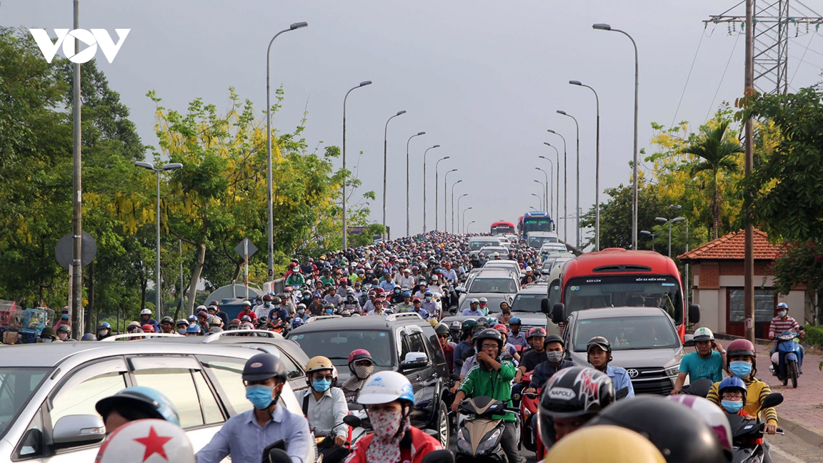 Lo ngại "phí chồng phí" khi thu tiền kiểm soát khí thải xe máy 