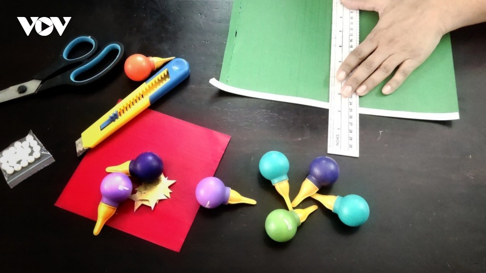 Dạy bé cách làm vòng hoa giấy trang trí Noel đơn giản và xinh xắn