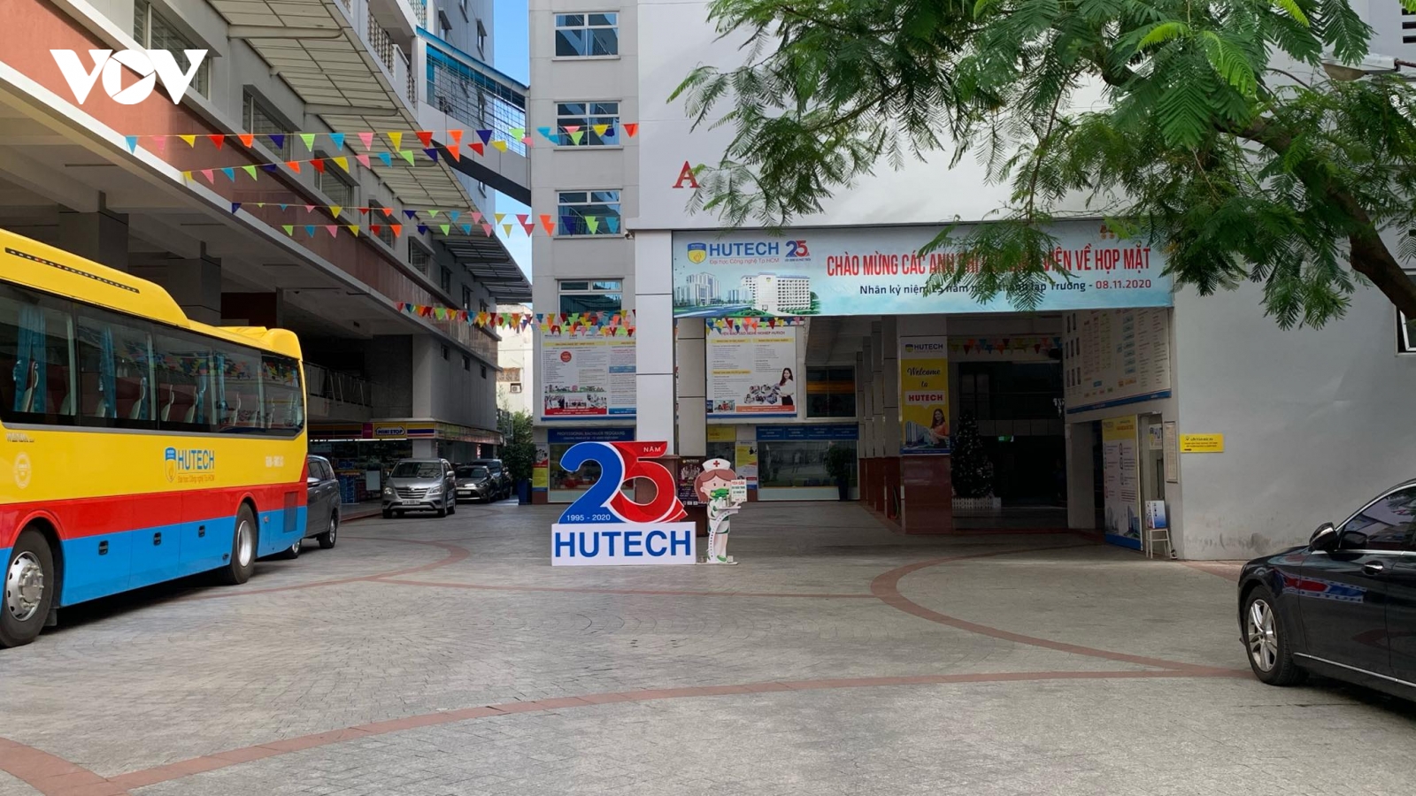 Hàng ngàn sinh viên TPHCM nghỉ học do nam tiếp viên và thầy giáo tiếng Anh mắc Covid-19