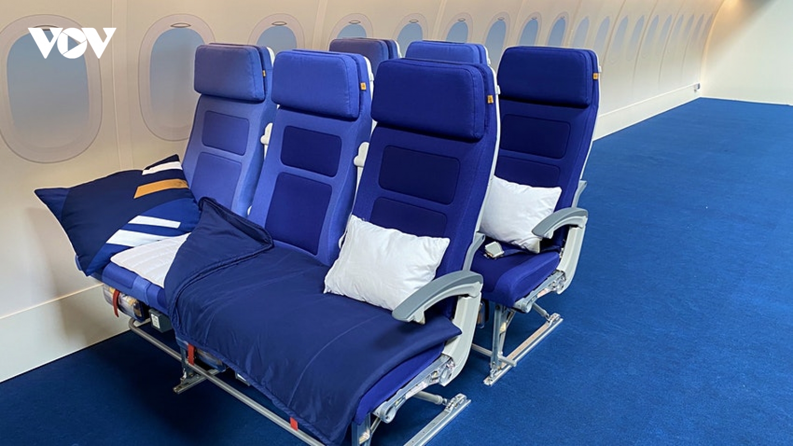 Máy bay ế ẩm, du khách được nằm ngủ thoải mái ngay tại khoang phổ thông