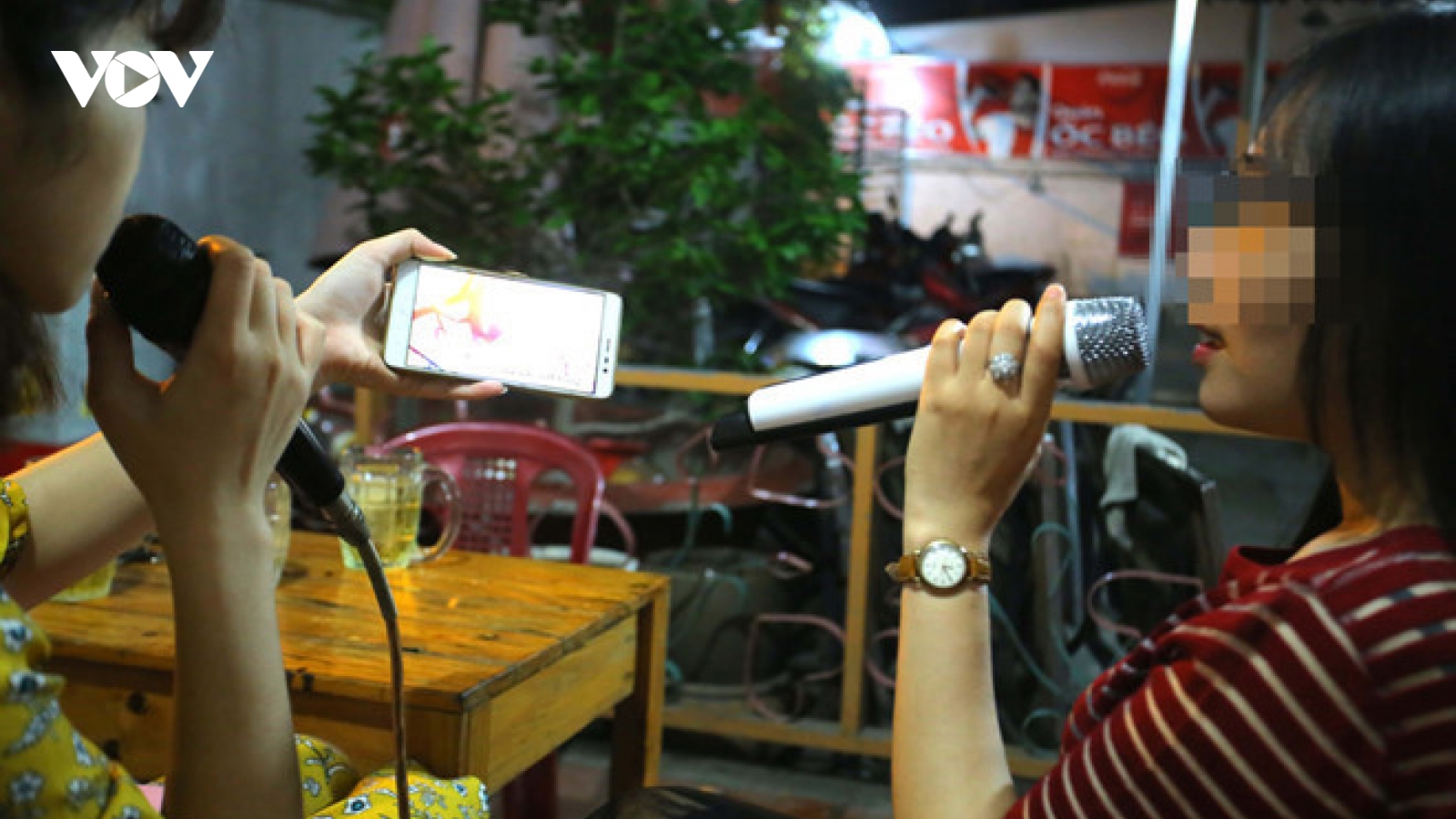 Hát karaoke gây ồn: Quy định đã có nhưng rất khó xử lý