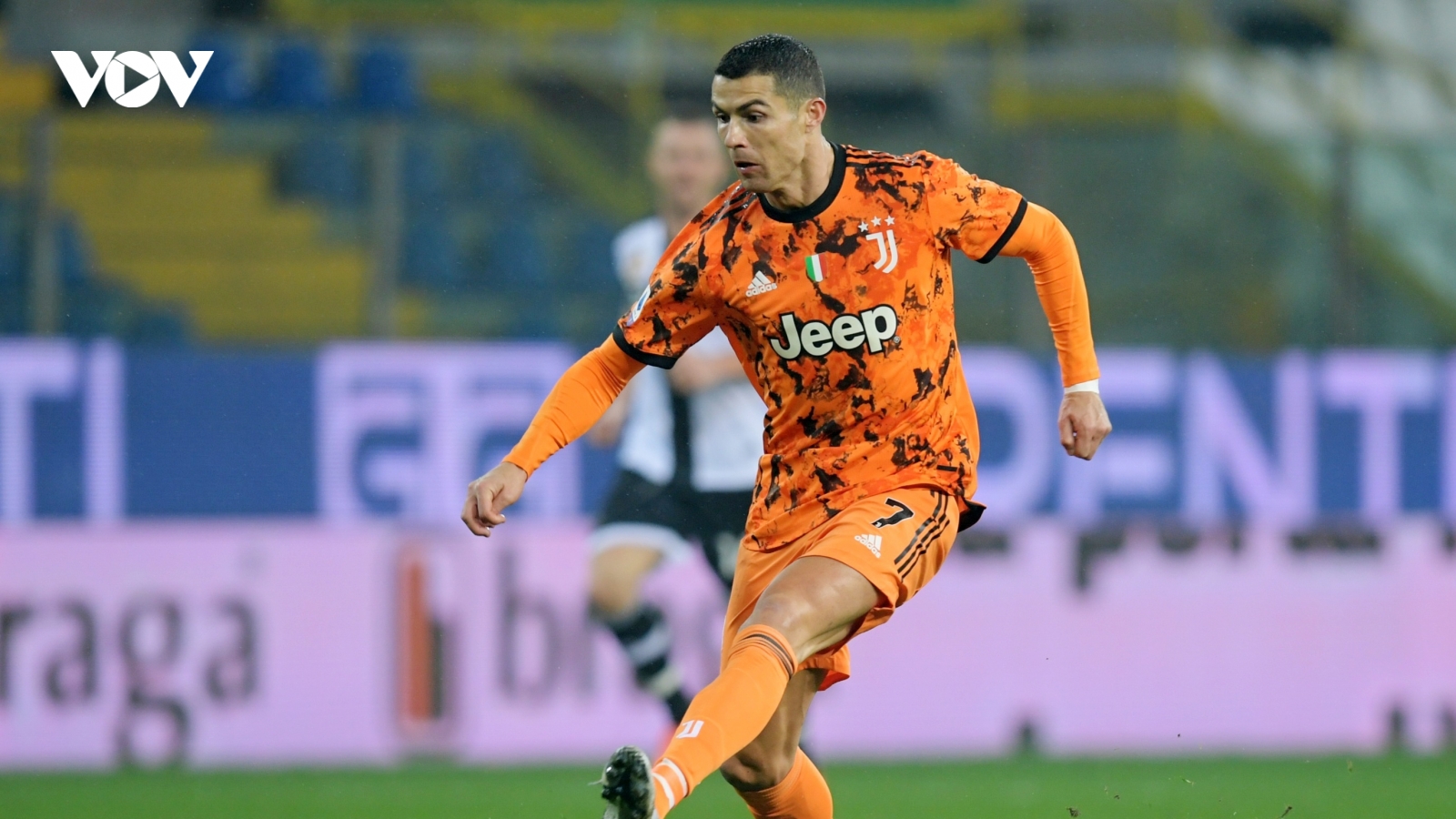 Ronaldo thăng hoa với cú đúp, Juventus áp sát ngôi đầu Serie A