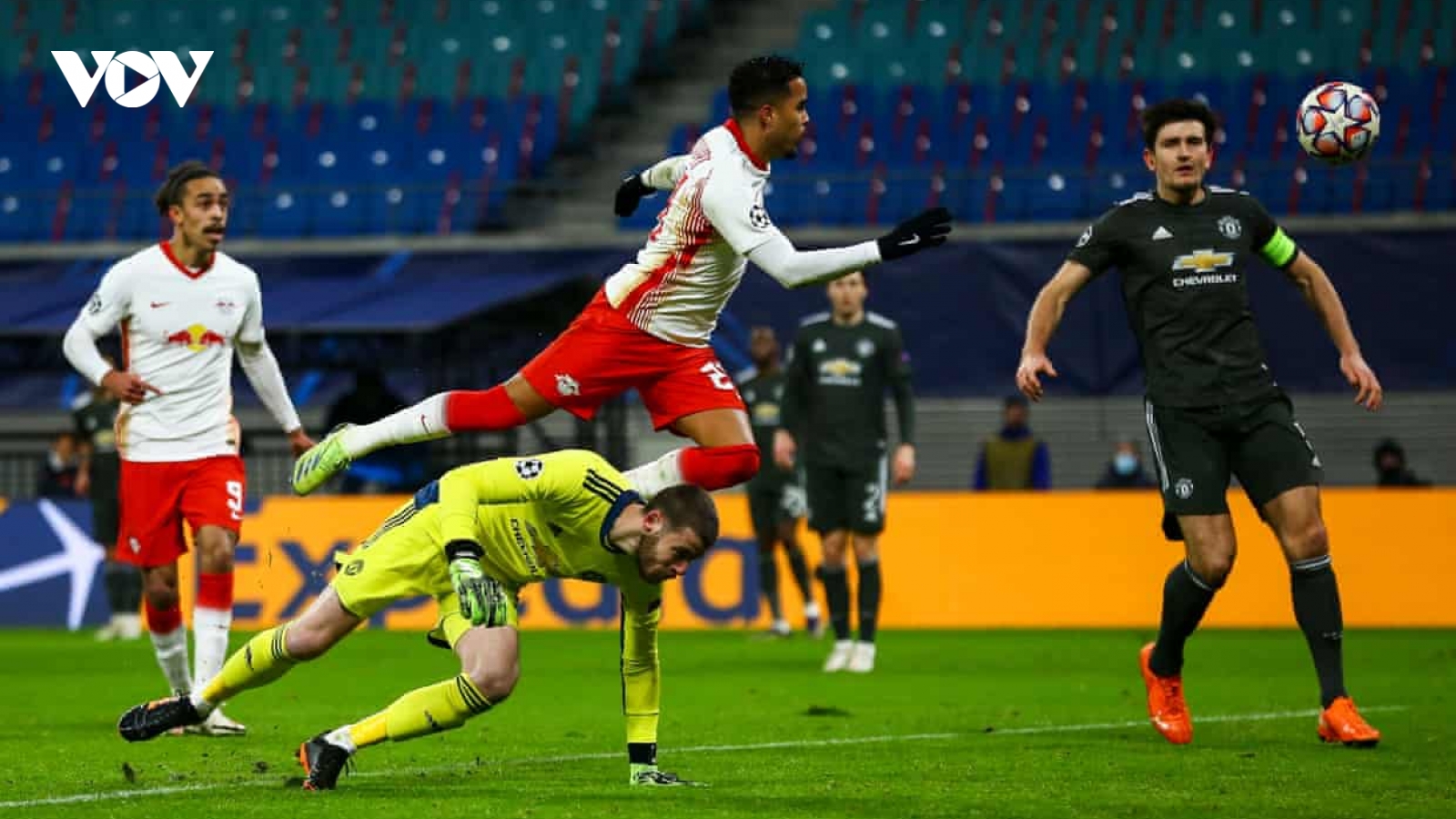 Hàng phòng ngự "tấu hài" trước Leipzig, MU văng khỏi Champions League