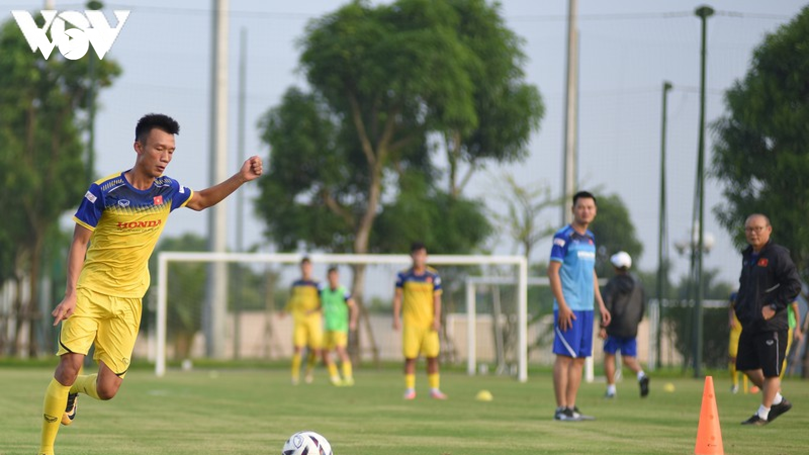 Tiền đạo U22 Việt Nam "tính kế" khoan thủng hàng phòng ngự ĐT Việt Nam