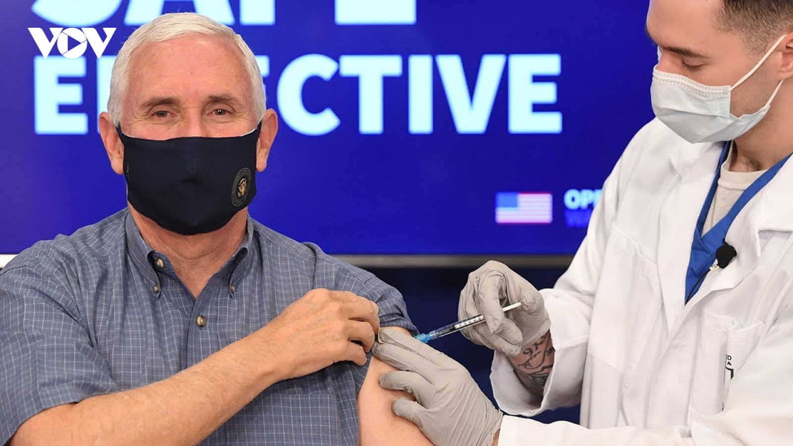 Phó Tổng thống Mỹ Mike Pence tiêm vaccine COVID-19