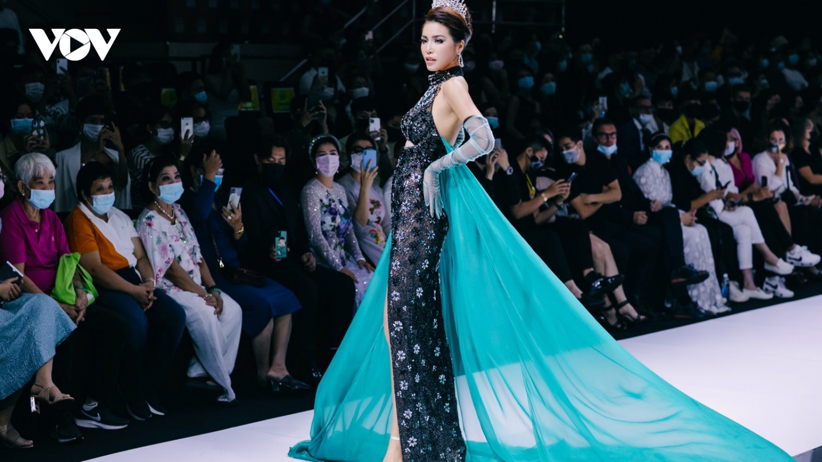 Minh Tú thiêu cháy sàn catwalk với vóc dáng nóng bỏng
