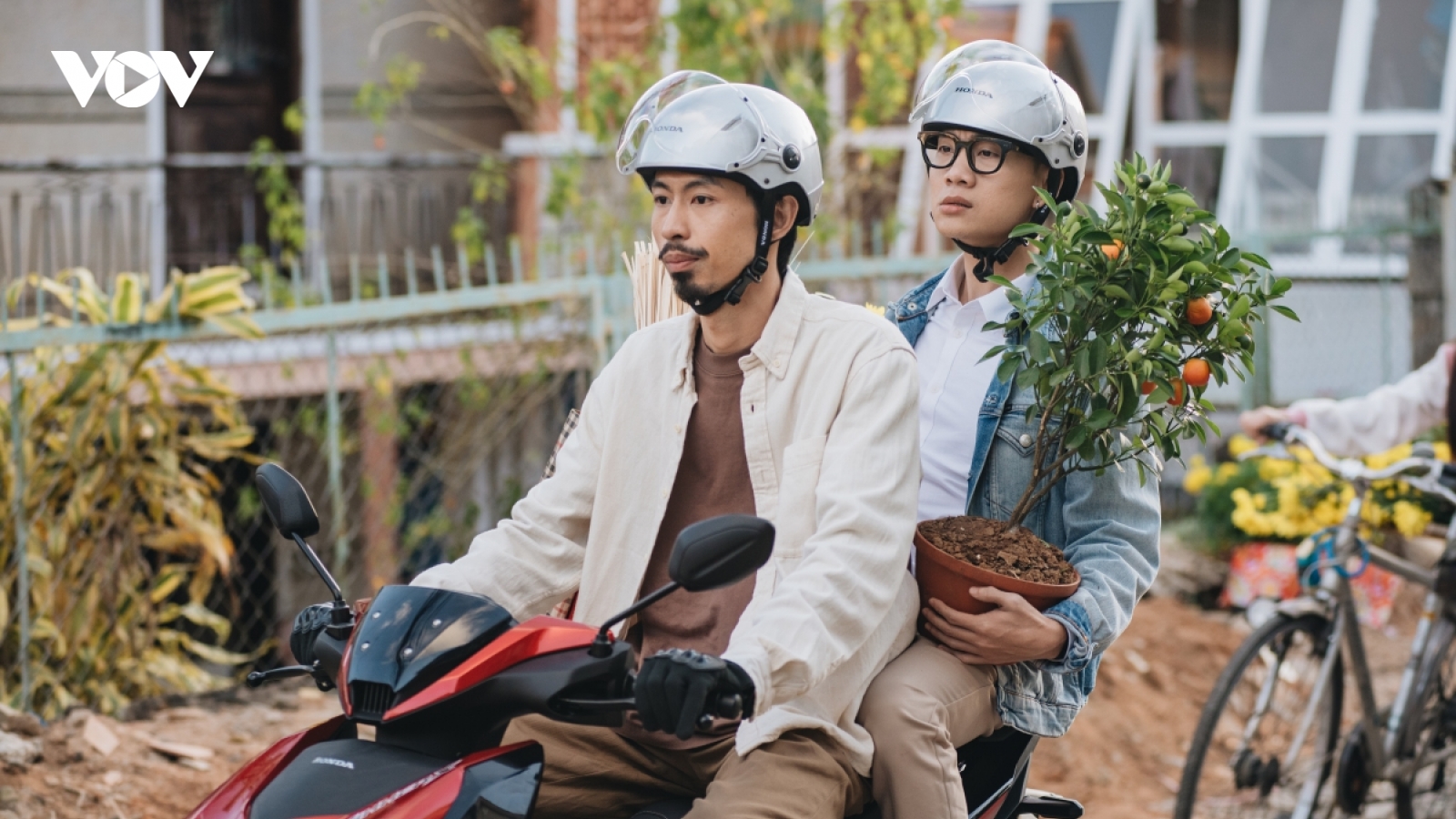 Đen Vâu cùng JustaTee “chở nhau" lên thẳng Top 1 trending Youtube với MV "Đi về nhà"