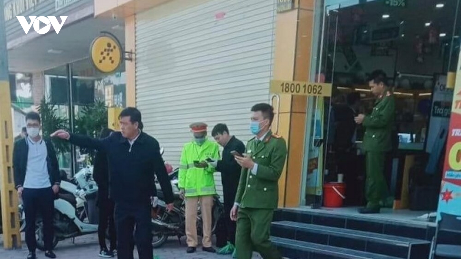 Khởi tố vụ án đâm gục bảo vệ cửa hàng, cướp điện thoại