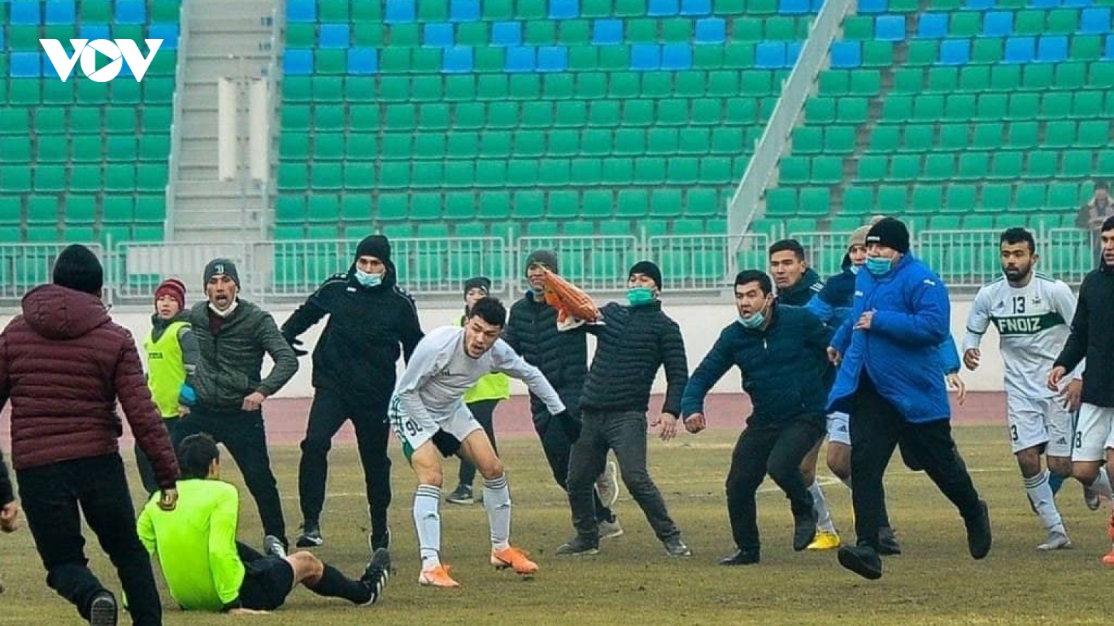 Bạo loạn sân cỏ ở Uzbekistan: Cầu thủ "song phi" trúng ngực trọng tài
