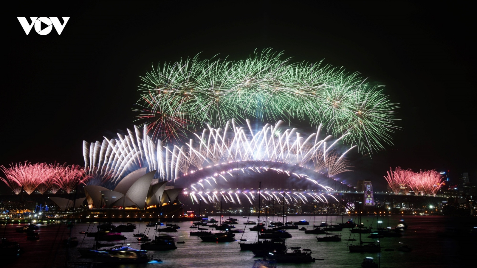 Người dân Australia xem bắn pháo hoa chào Năm Mới tại nhà