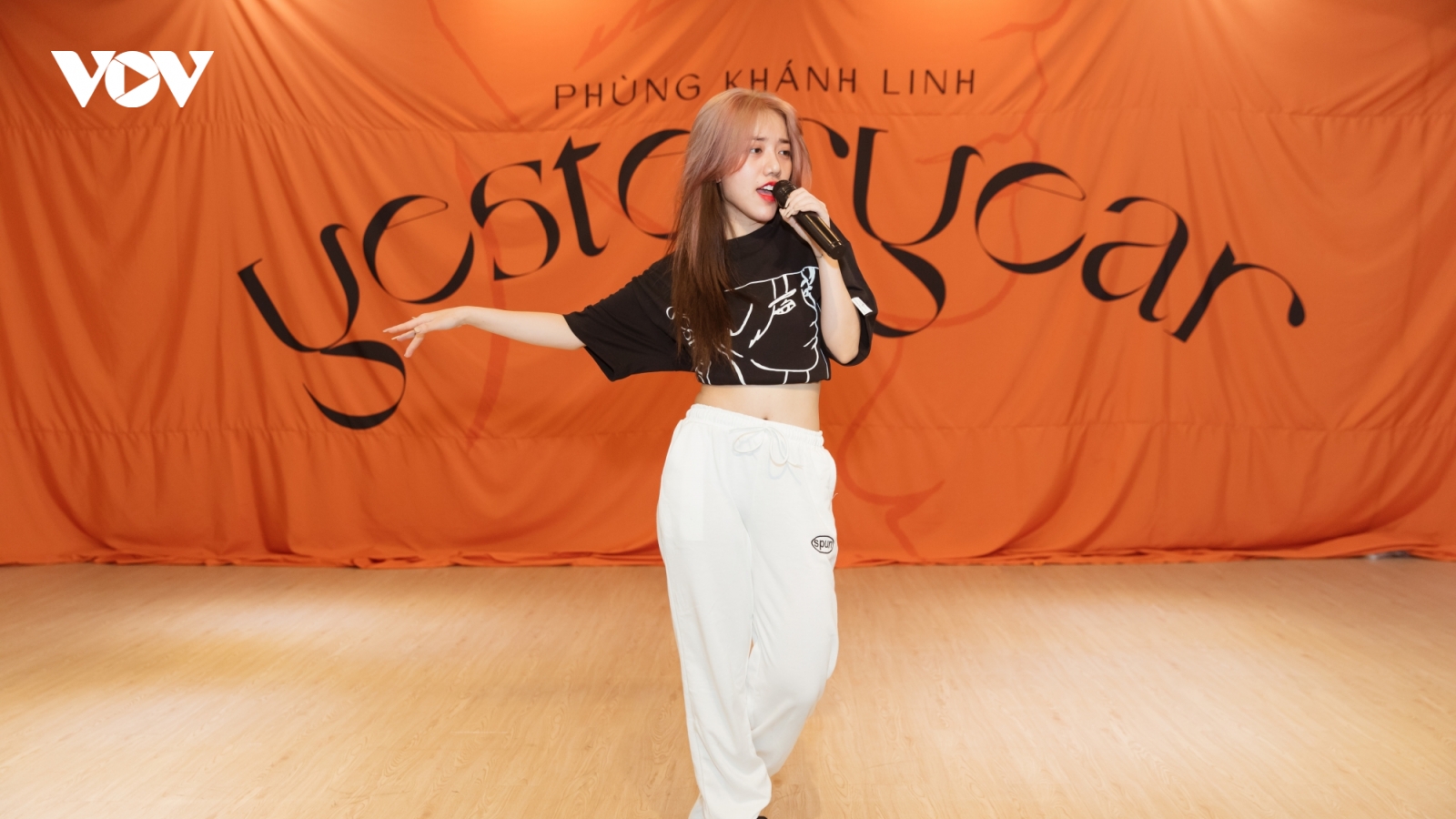 Phùng Khánh Linh dốc sức tập vũ đạo chuẩn bị cho showcase quảng bá album tiền tỷ