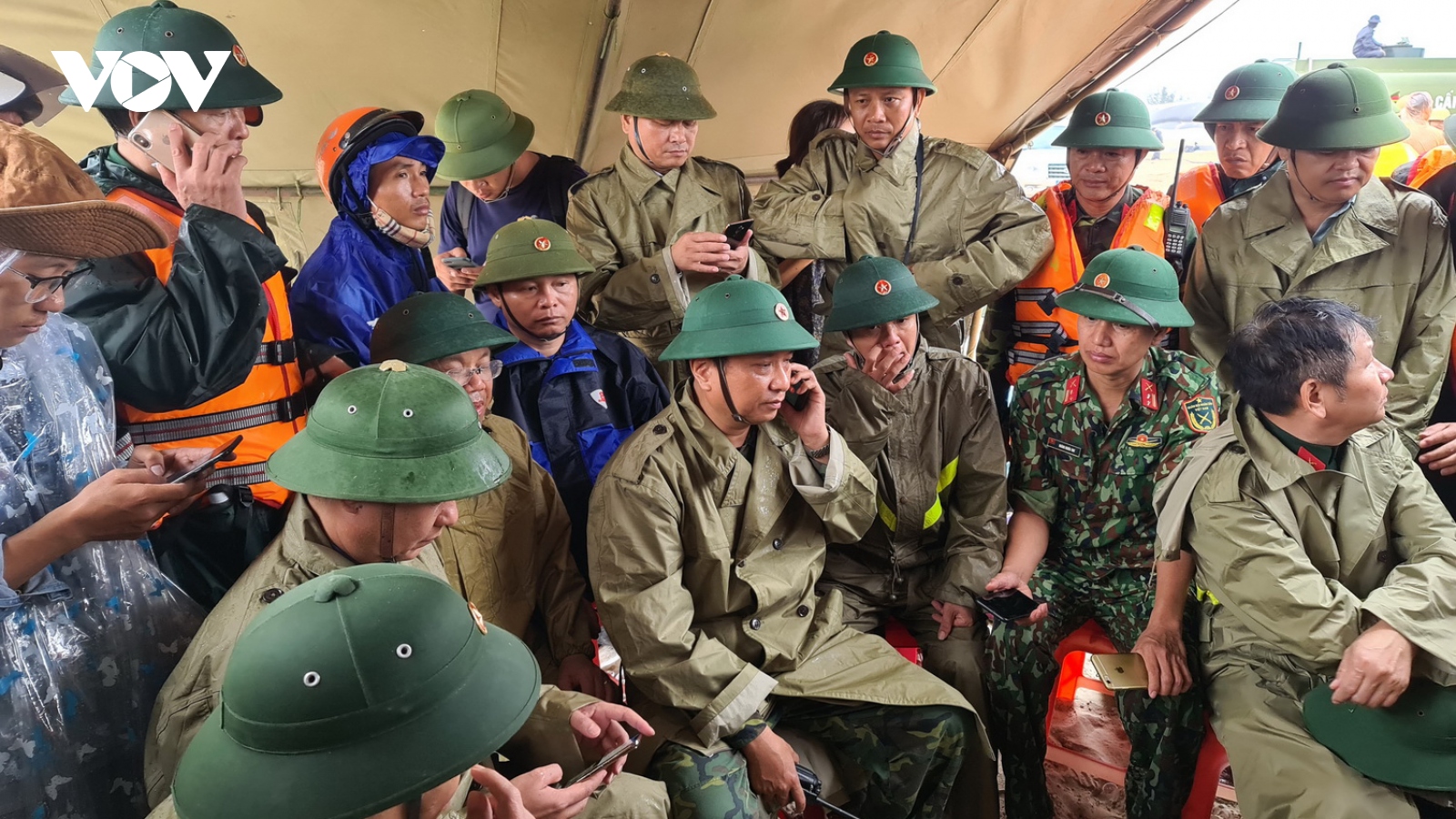 8 cơn bão đổ vào miền Trung: Quân đội cùng dân vượt qua gian khó 