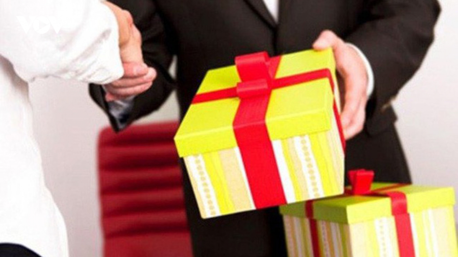 Ban Bí thư yêu cầu không chúc Tết cấp trên và nghiêm cấm tặng quà lãnh đạo