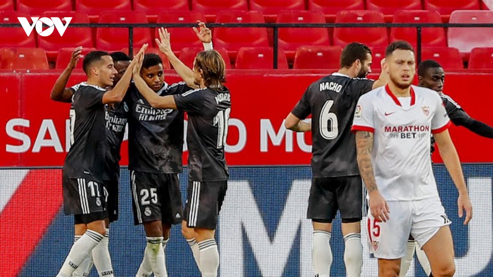 Real may mắn thắng Sevilla, Barca gục ngã trước Cadiz