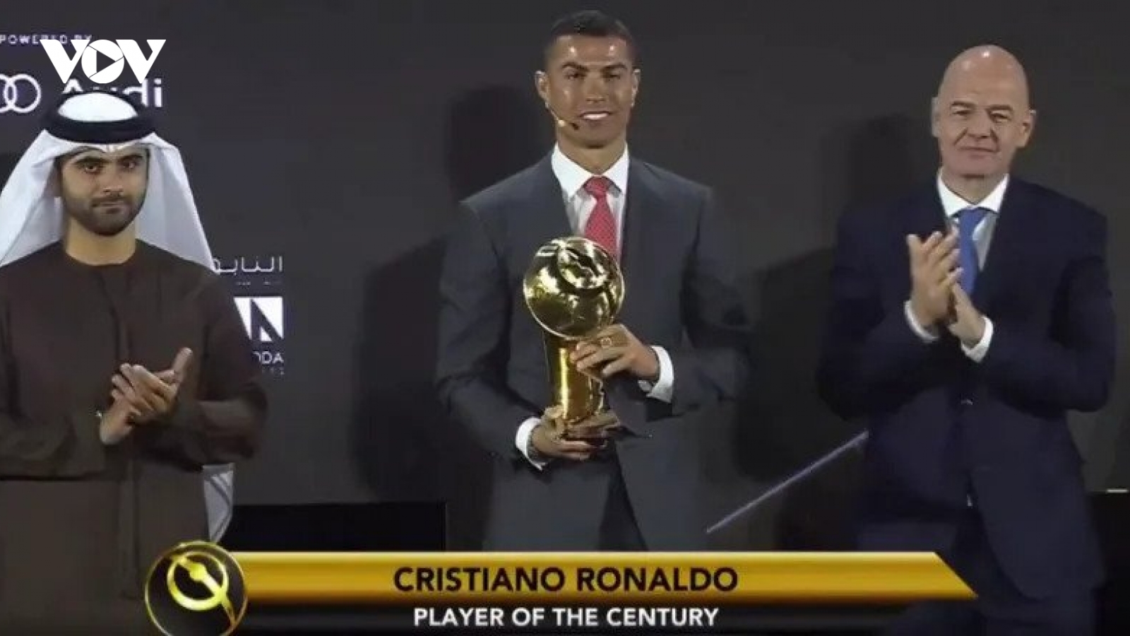 Ronaldo vượt qua Messi để giật giải “Cầu thủ xuất sắc nhất thế kỷ”