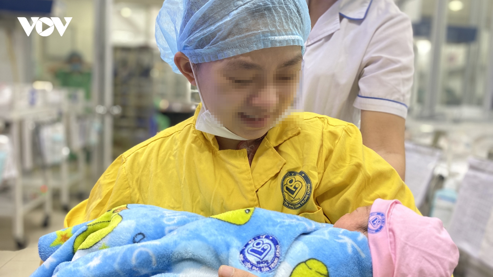 Bộ trưởng Y tế tặng bằng khen ê kíp y bác sĩ cứu sống mẹ con sản phụ gần chết não