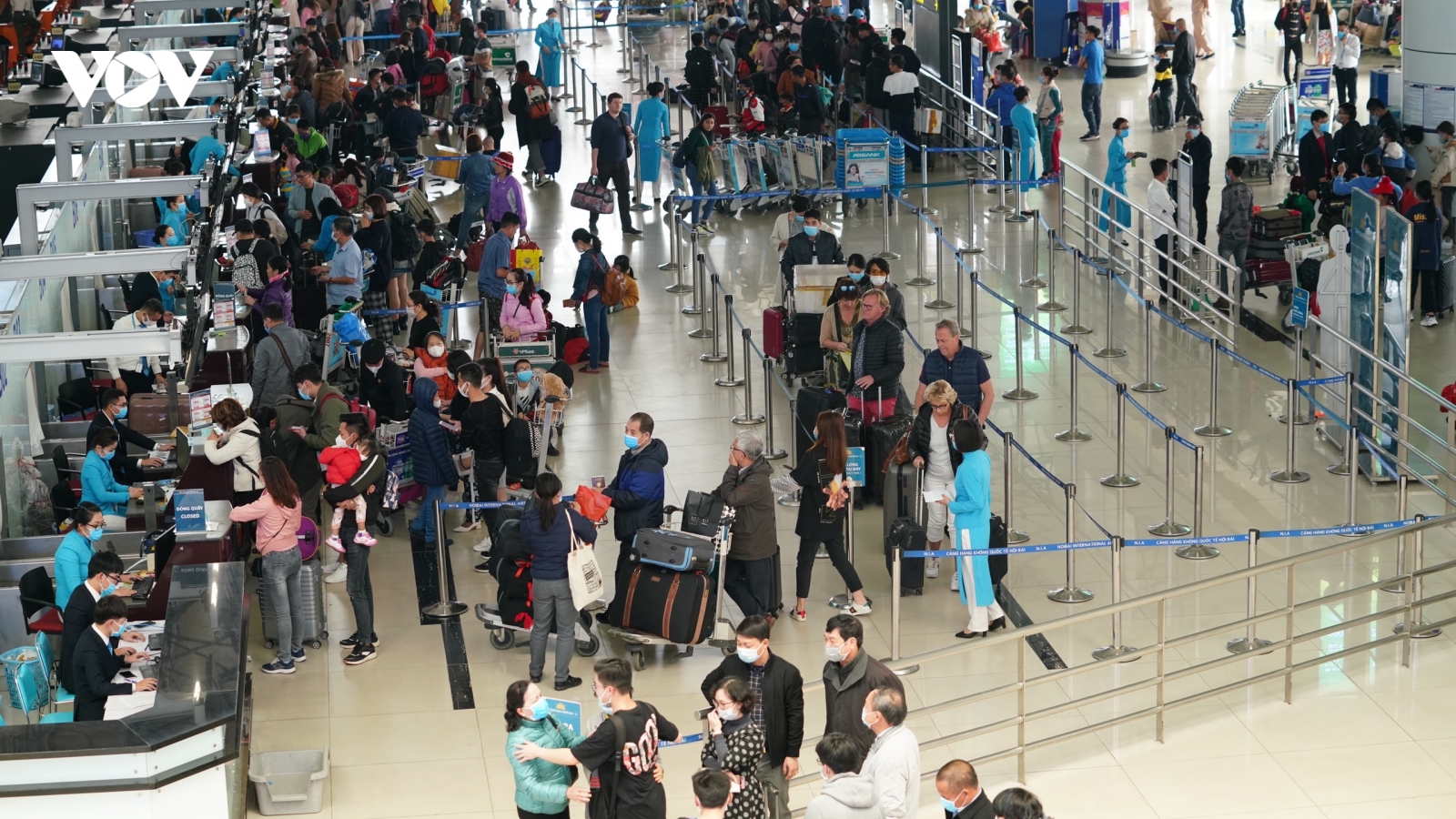 Đi tàu, xe, máy bay dịp Tết: Phải có khẩu trang mới được vào sân bay, nhà ga