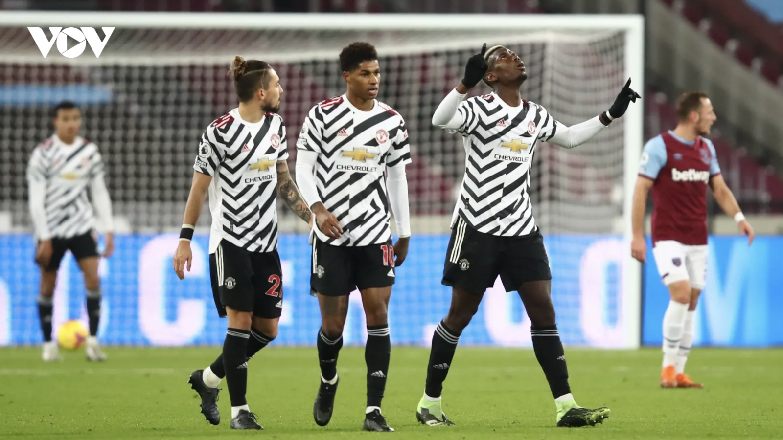 Bruno kiến tạo để Pogba lập siêu phẩm, MU ngược dòng trên sân West Ham để tiến vào top 4