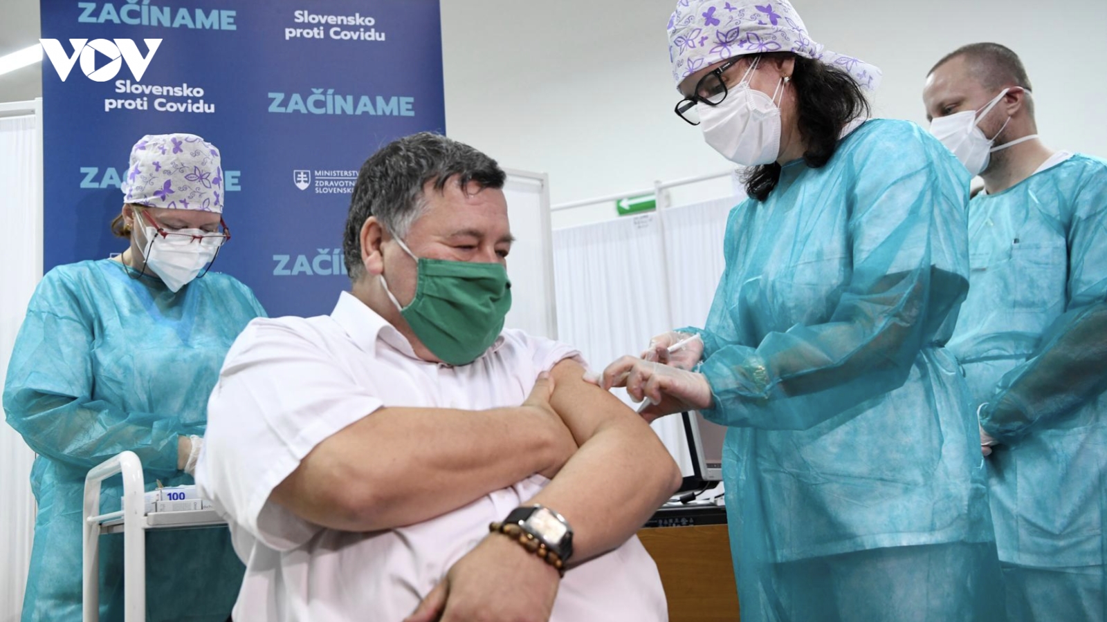 Slovakia bắt đầu tiêm vaccine Covid-19