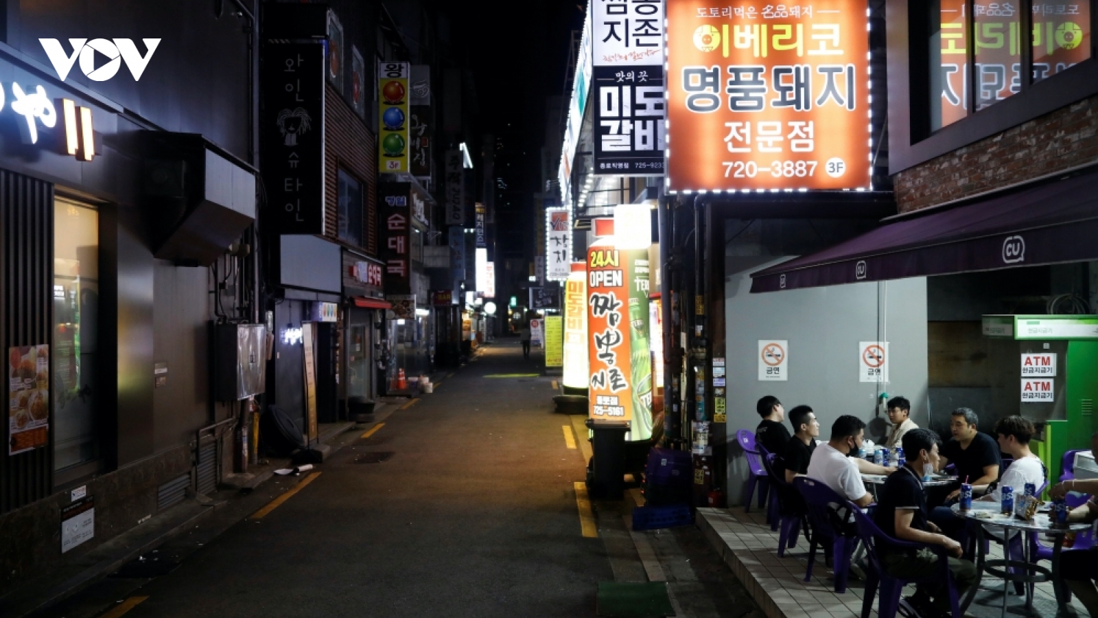 Số ca Covid-19 mới tăng kỷ lục, thủ đô Seoul, Hàn Quốc “tắt đèn” sau 21h